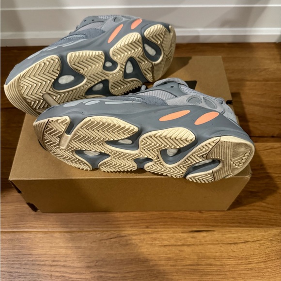 Adidas Yeezy Boost 700 - Picture 6 of 9
